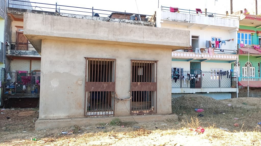 तुलसीपुरमा १५ लाखमा बन्दै सार्वजनिक शौचालय