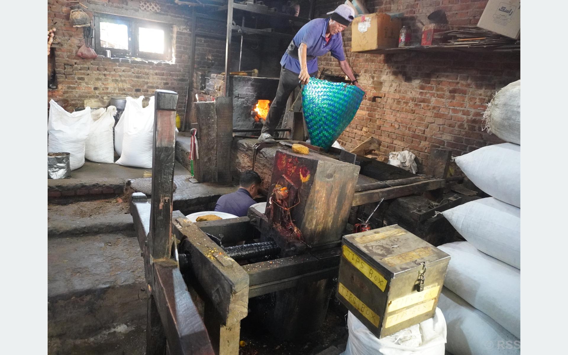 खोकनामा अझै पेलिन्छ तेलः तीन सय वर्षे काठको कोलले धानेको परम्परा