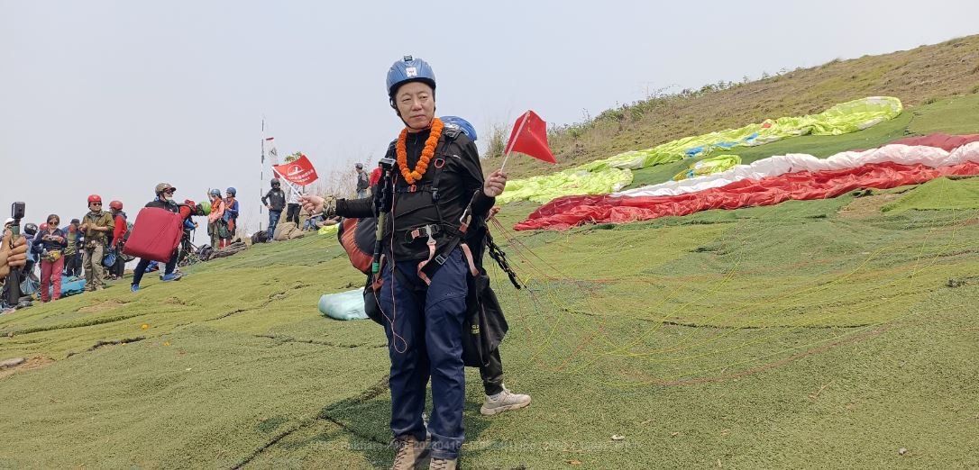 प्याराग्लाइडिङ  गर्दै पर्यटक