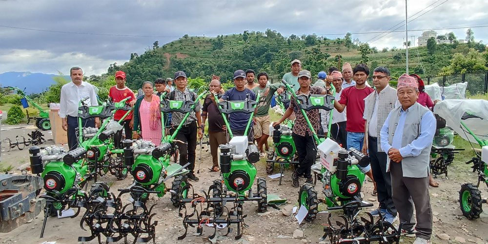 किसानलाई ५० प्रतिशत अनुदानमा हाते ट्याक्टर वितरण