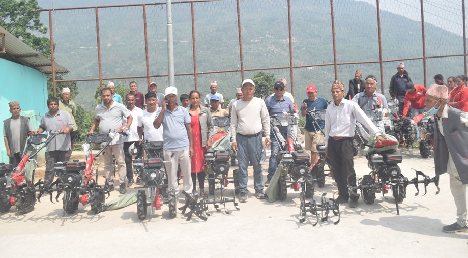 कृषकलाई हाते ट्र्याक्टर वितरण