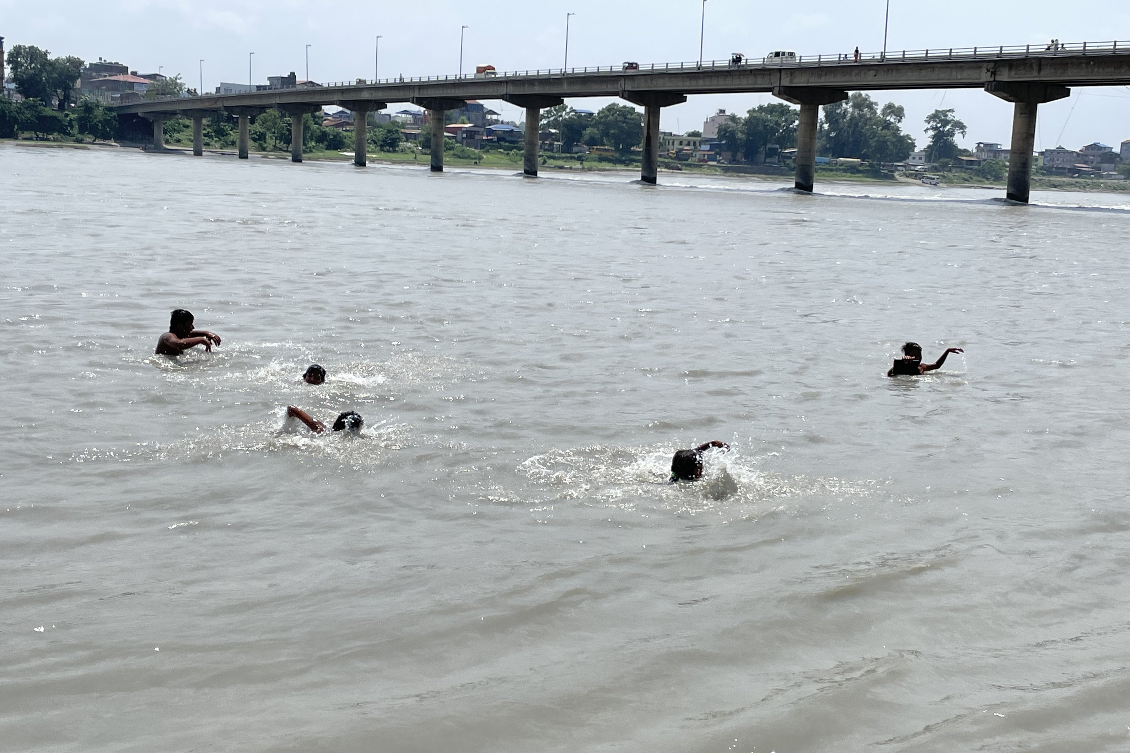 पौडी खेल्दै बालबालिका