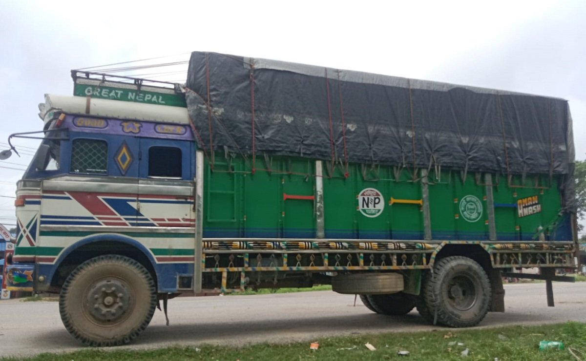 वीरगन्जबाट चितवन जाँदै गरेको ट्रक प्रहरीको नियन्त्रणमा