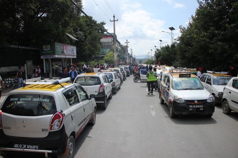 ट्याक्सी चालकहरू आन्दोलितः भारतीय गाडीलाई निषेध गर्न माग
