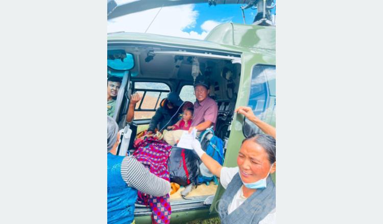 हेलिकप्टरबाट चार गर्भवतीको उद्धार