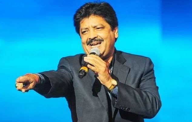 कन्सर्टको बिचमा उदितनारायणले गरे महिला फ्यानलाई चुम्बन