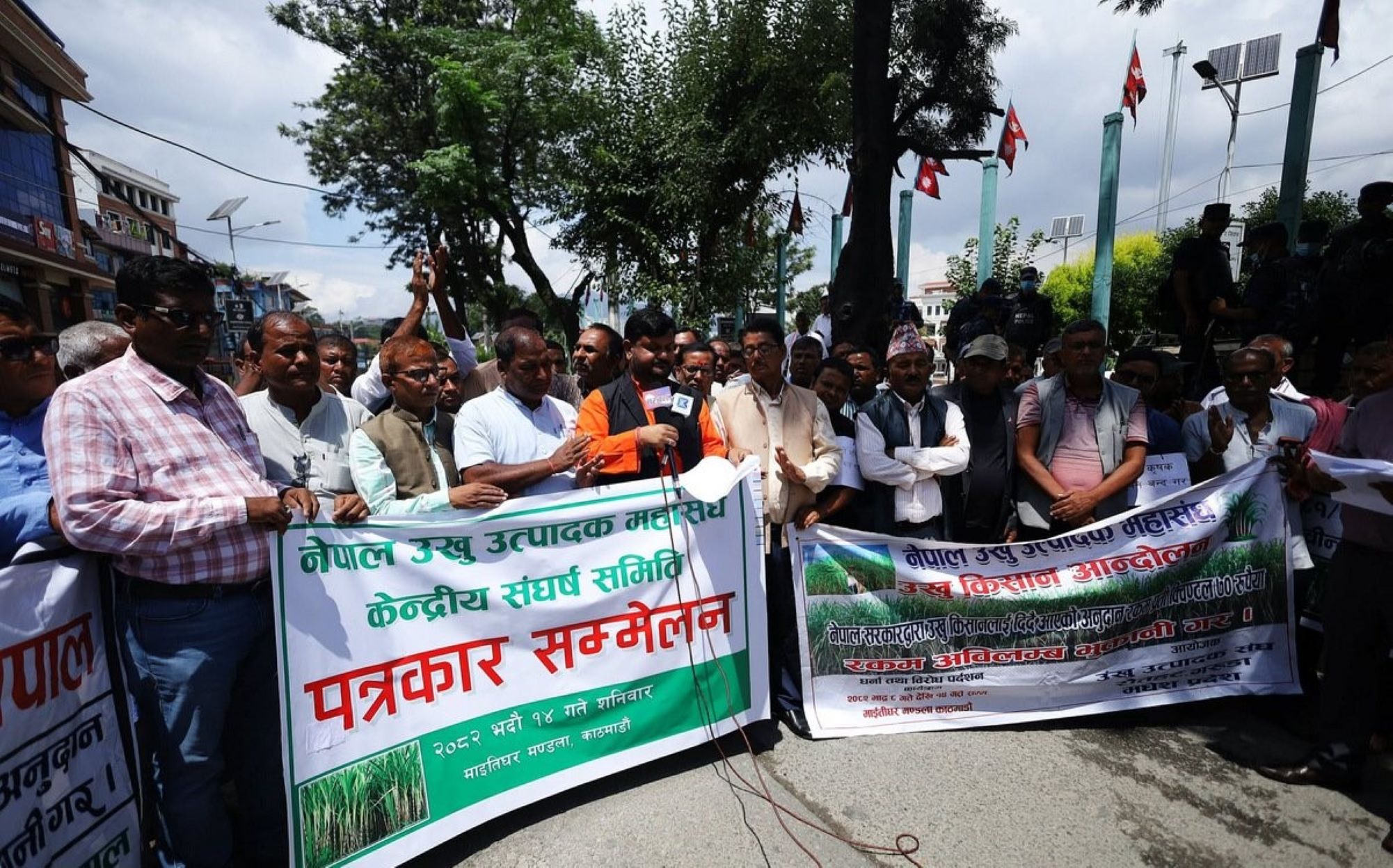 आन्दोलनरत उखु किसानले अनिश्चितकालीन राष्ट्रिय राजमार्ग अवरुद्ध गर्ने