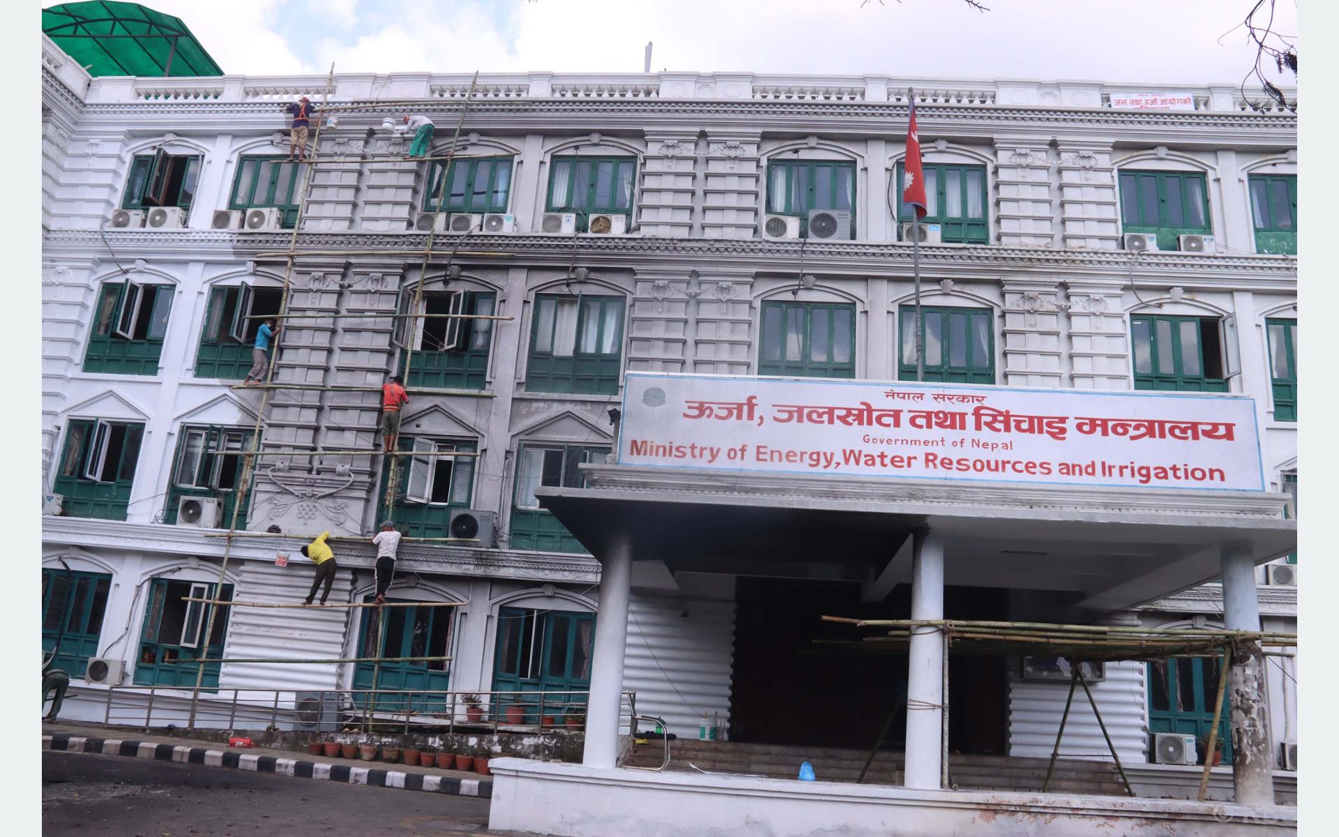 सिंहदरबारमा मर्मत सम्भार र रङरोगन गरिँदै