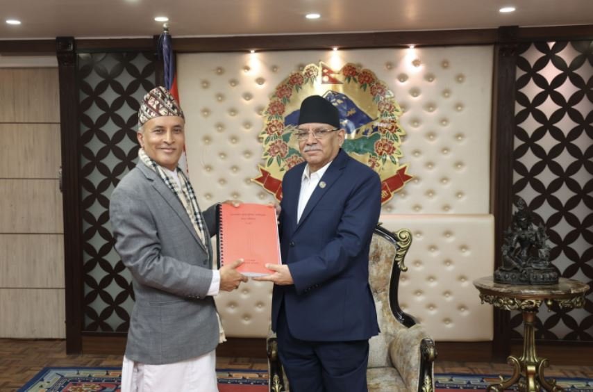 प्रधानमन्त्री दाहाललाई प्रतिवेदन हस्तान्तरण