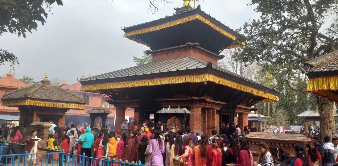 केदारेश्वर महादेवमणि मन्दिरमा भक्तजन