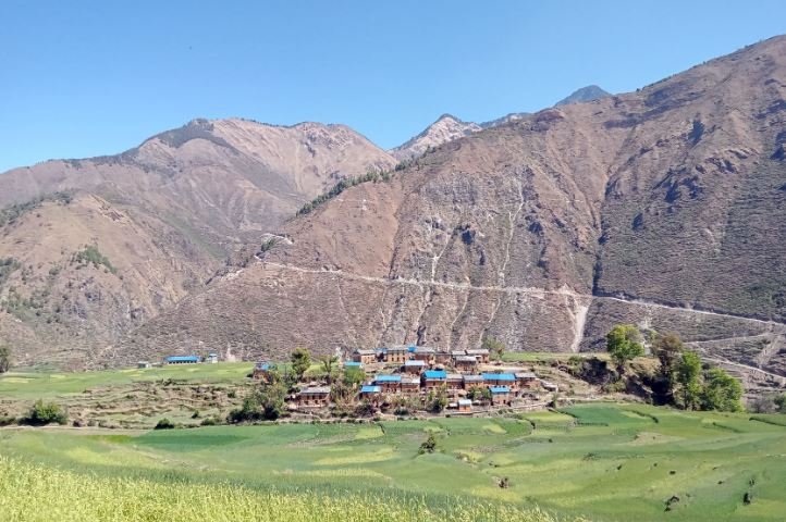 जिउलोको बीचमा गाउँ