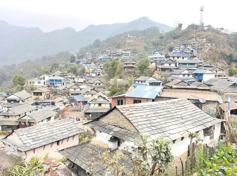 परम्परागत ढुङ्गाको छानो भएको पसगाउँ