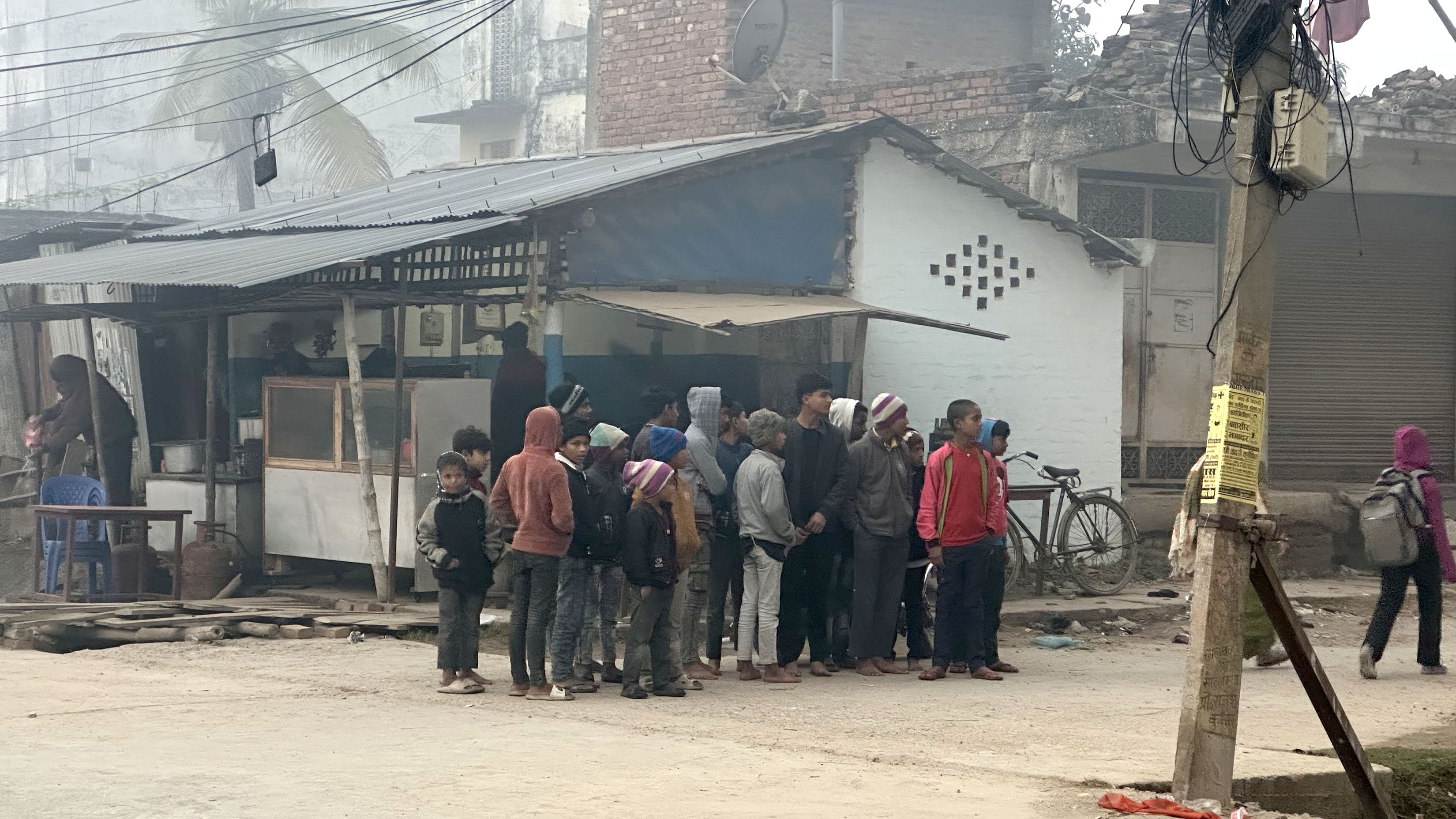 भूकम्पको धक्कापछि सडकमा जम्माभएका बालबालिका