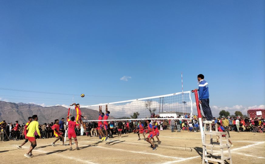 प्रतिस्पर्धा गर्दै खेलाडी