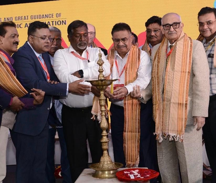 एएमसीका दौरान पहिलो पटक नेदरल्याण्डबाट घुँडा प्रत्यारोपण र प्रतिस्थापनको प्रत्यक्ष प्रदर्शन