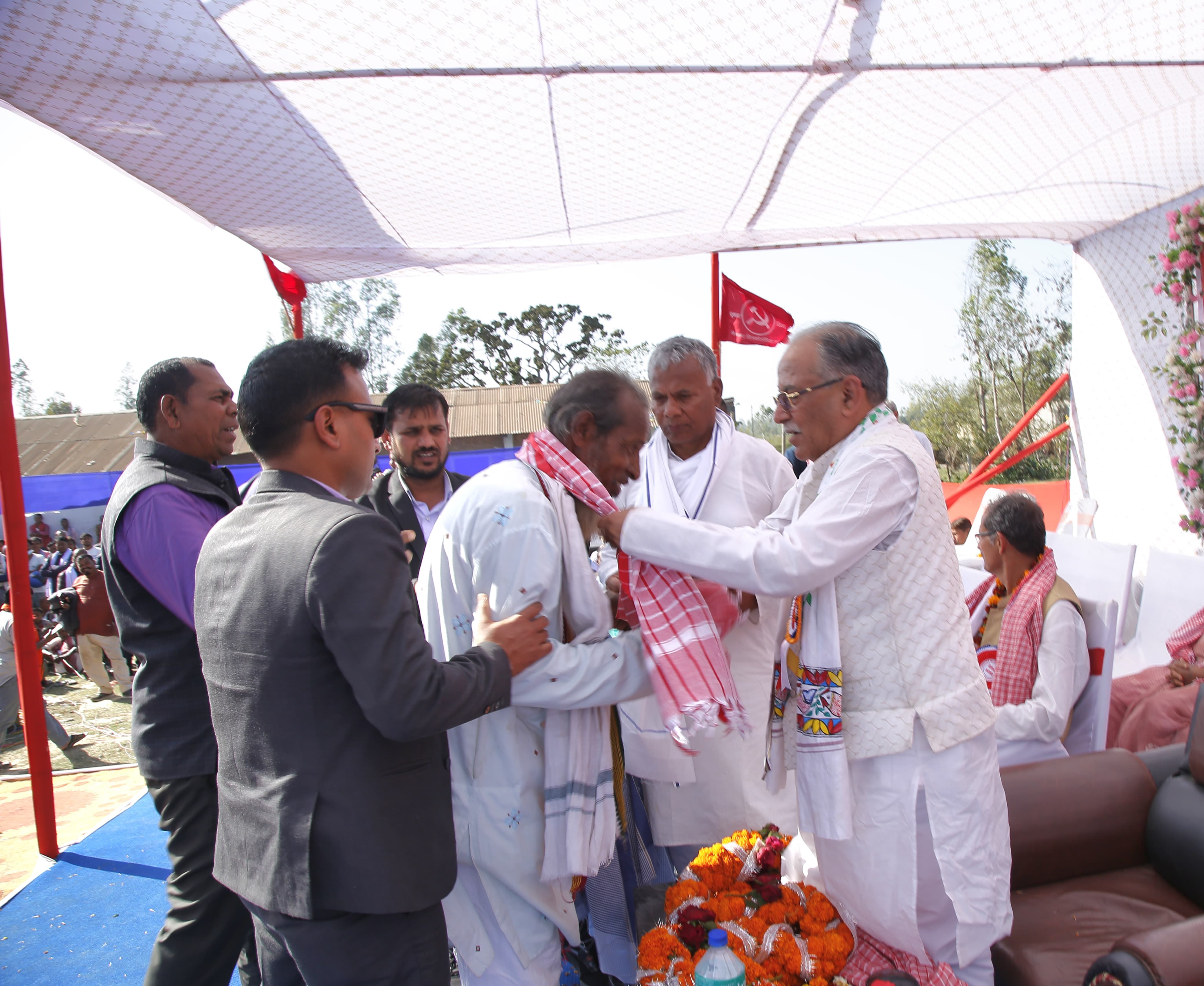 विभिन्न पार्टी परित्याग गरी ५० जना माओवादी केन्द्र प्रवेश