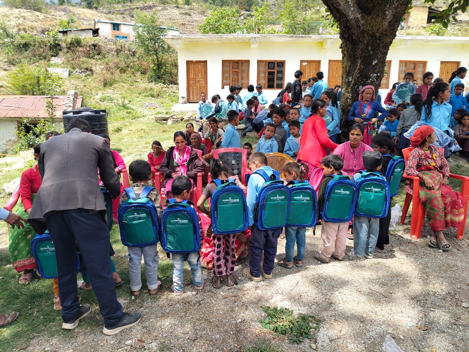 सानिमा रिलायन्सद्वारा बाजुराका विद्यार्थीलाई झोला वितरण