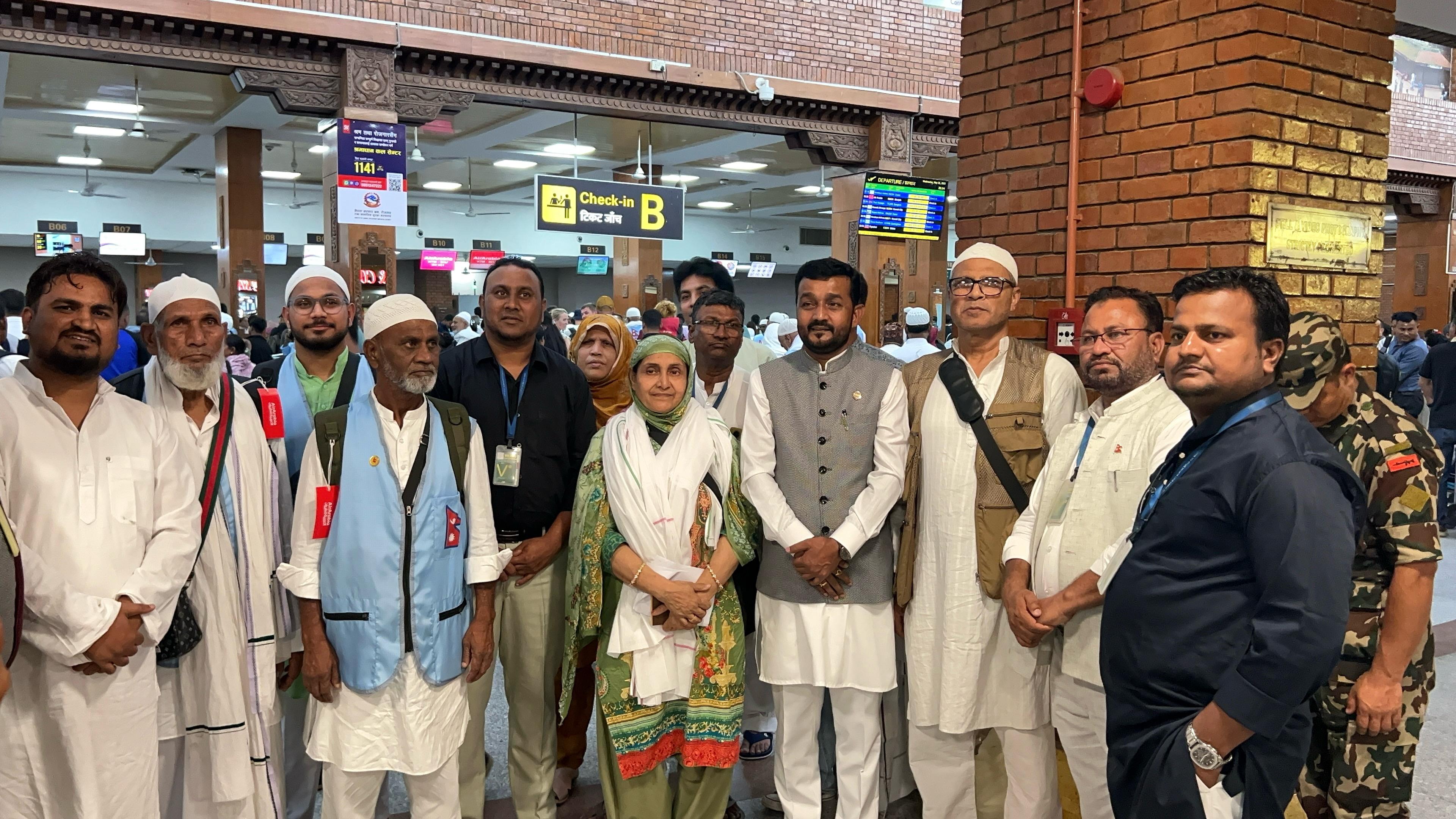 मन्त्री यादवद्धारा हजका लागि प्रस्थान गर्ने नेपाली मुस्लिम हज यात्रीहरुको बिदाई