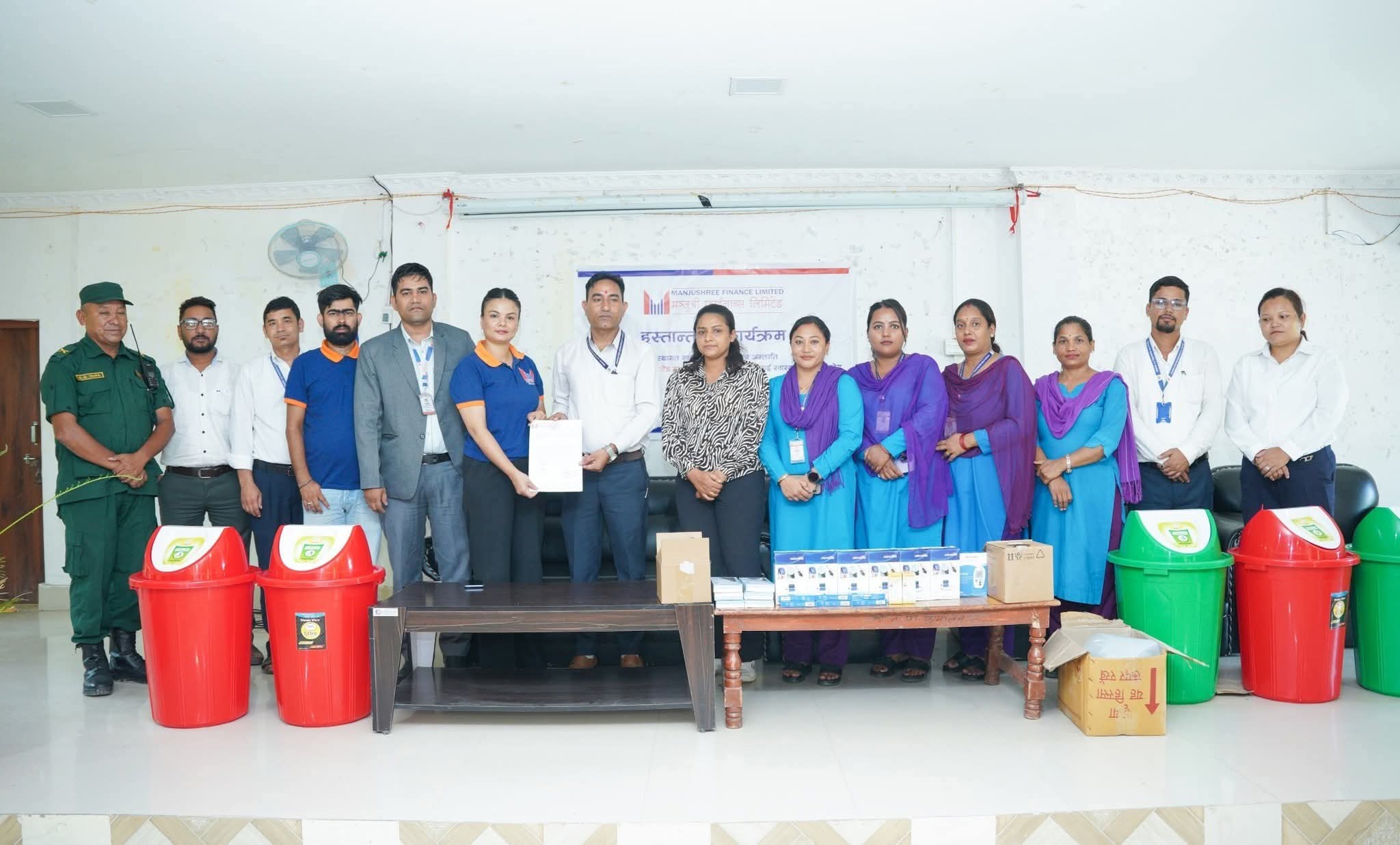 मञ्जुश्री फाइनान्सद्वारा कोहलपुर नगरपालिकालाई स्वास्थ्य सामग्री हस्तान्तरण