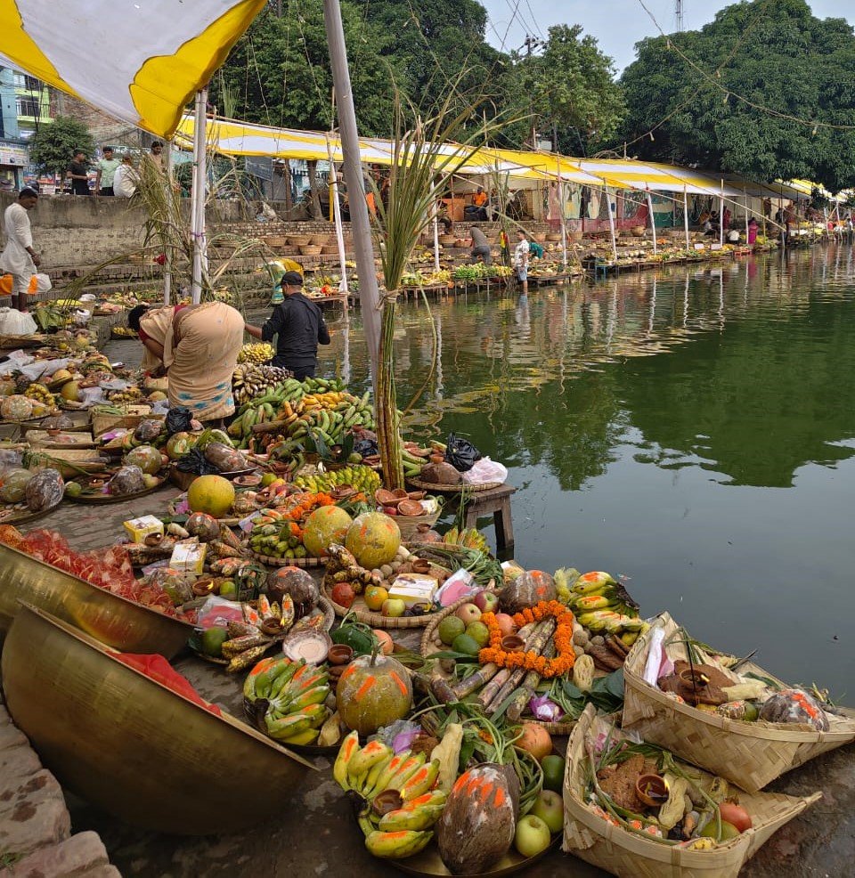 जनकपुरधाम नजिकको छठ घाटमा अस्ताउँदो सूर्यलाई अर्घ्य दिने तयारी गरिँदै (तस्बिरहरु)