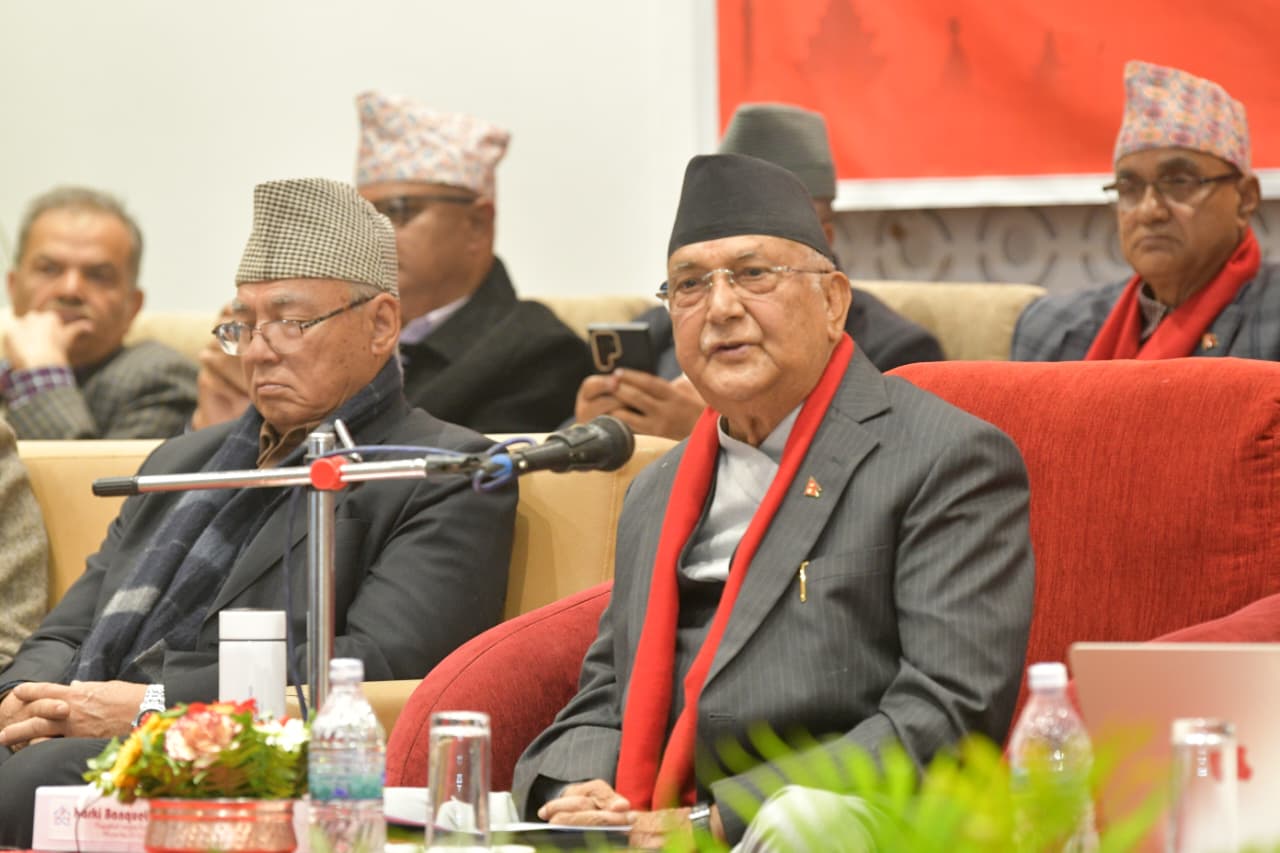 पार्टीभित्रका असन्तुष्टि मिडियामा नराख्न ओलीको चेतावनी