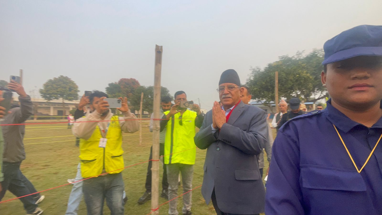 प्रचण्ड-रेनुले गरे शान्तिपुर मतदान केन्द्रबाट मतदान
