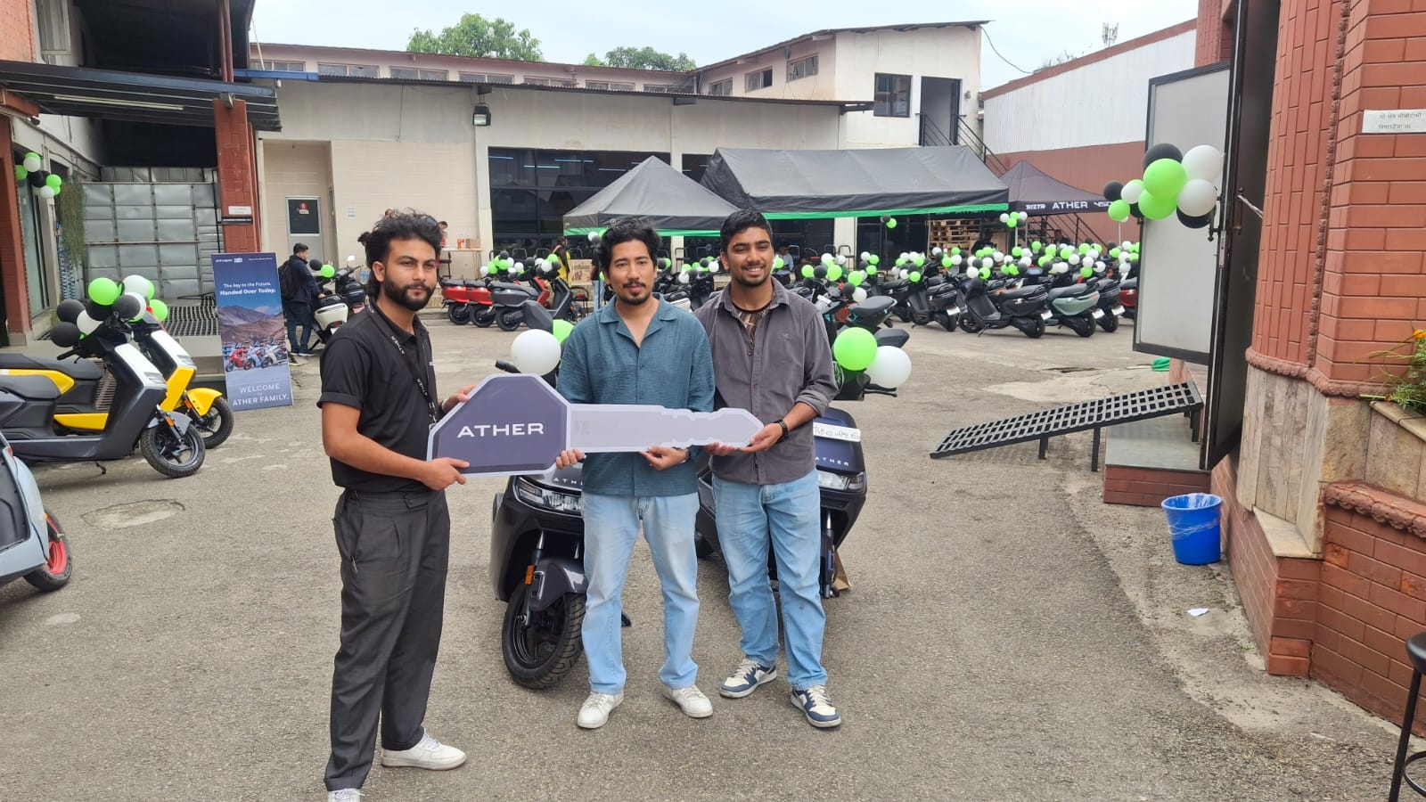 अथर नेपाल द्वारा एकै दिन २०८ वटा स्कुटर हस्तान्तरण गर्दै नयाँ कीर्तिमान कायम