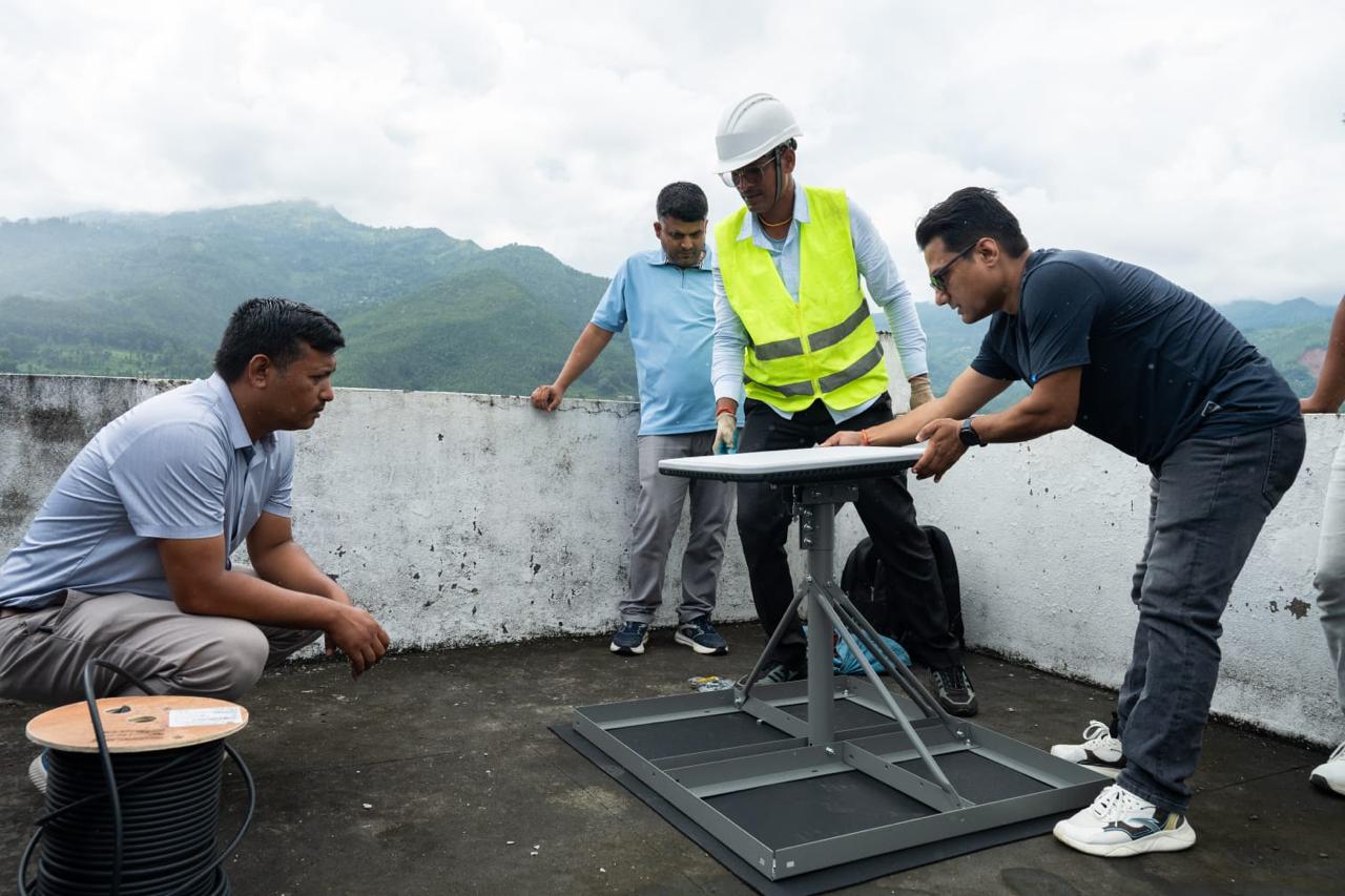 एनसेलले बाढी प्रभावित क्षेत्रमा स्याटलाइट प्रविधिमार्फत सञ्चार सेवा उपलब्ध गराउँदै