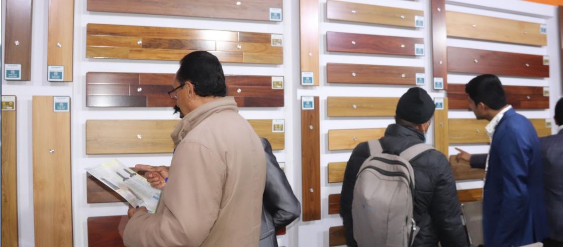 काठका सामग्री अवलोकन गर्दै सर्वसाधारण