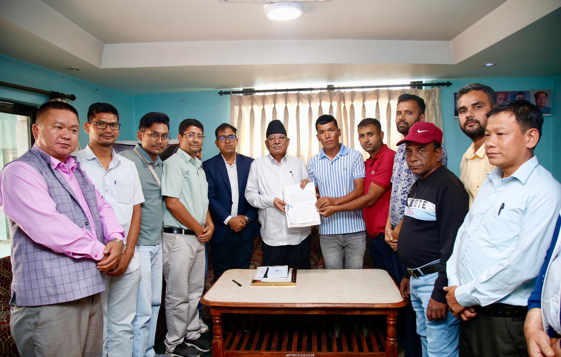 साहित्यकार र कलाकार माओवादी केन्द्रमा प्रवेश, अध्यक्ष प्रचण्डद्वारा स्वागत
