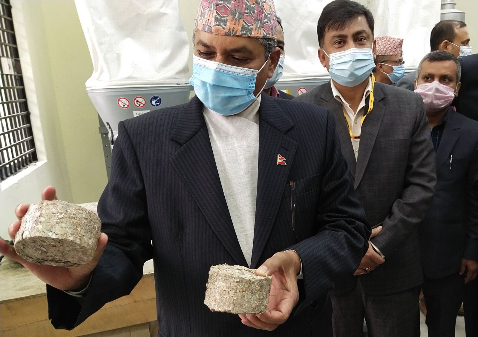 नोटबाट बनेको ब्रिकेटको  बिक्री नेपाल राष्ट्र बैंकबाट सुरु